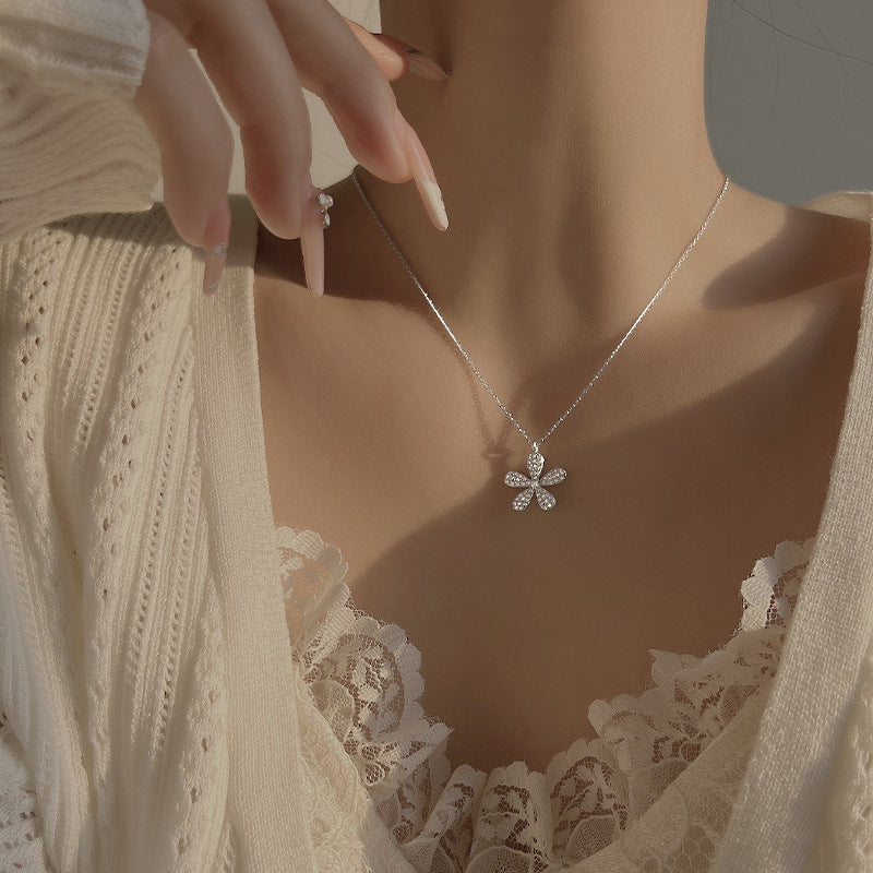 Floral Shaped Pendant Necklace Kalsten
