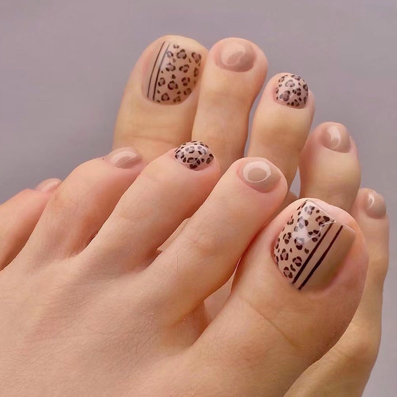 Artful toenail design with leopard pattern and modern lines Kalsten