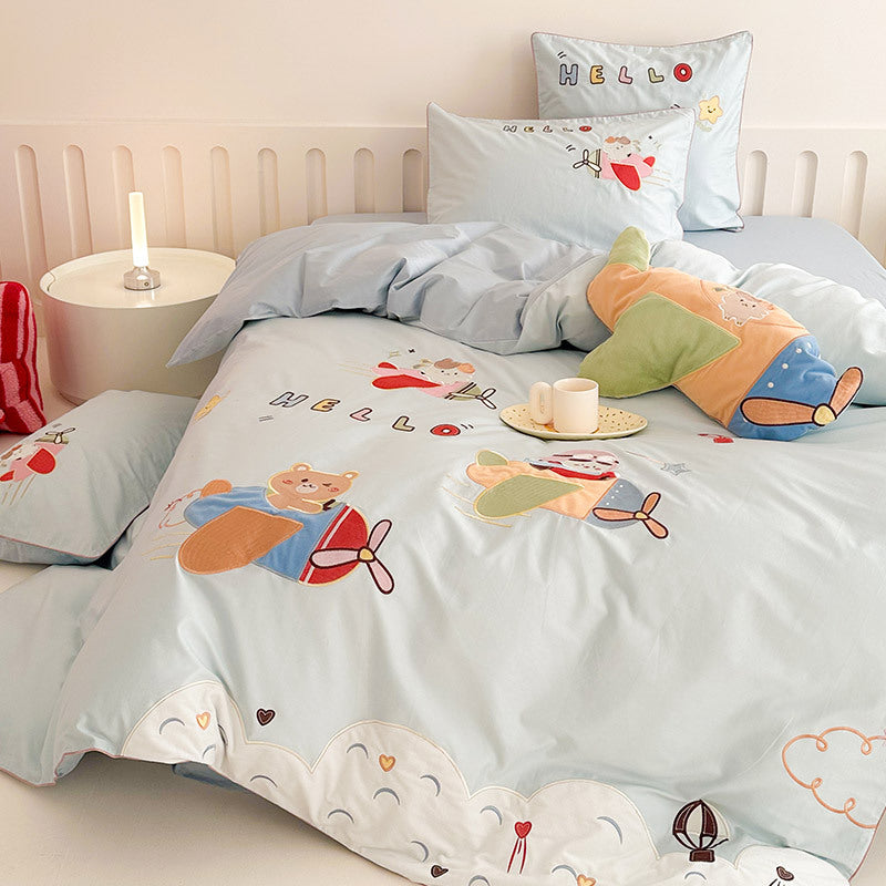 Children's bedding set made of cotton with embroidered airplane and bear motifs