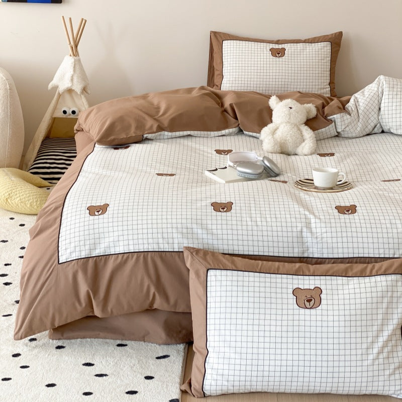 Children's bedding set made of breathable cotton blend with checked pattern and embroidered bear