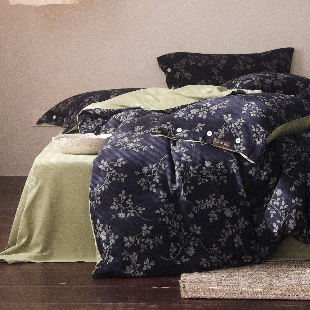 Reversible linen-cotton bedding set with button closure and floral pattern