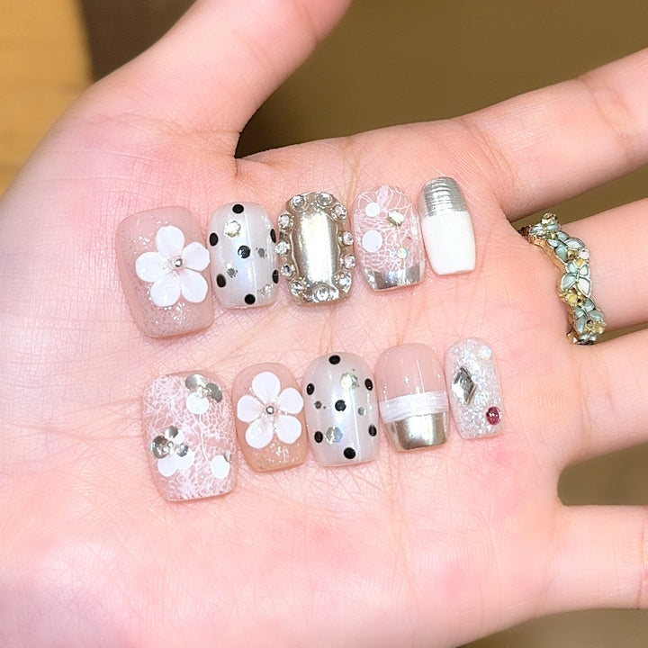 Creative artificial nails with elegant accents Kalsten