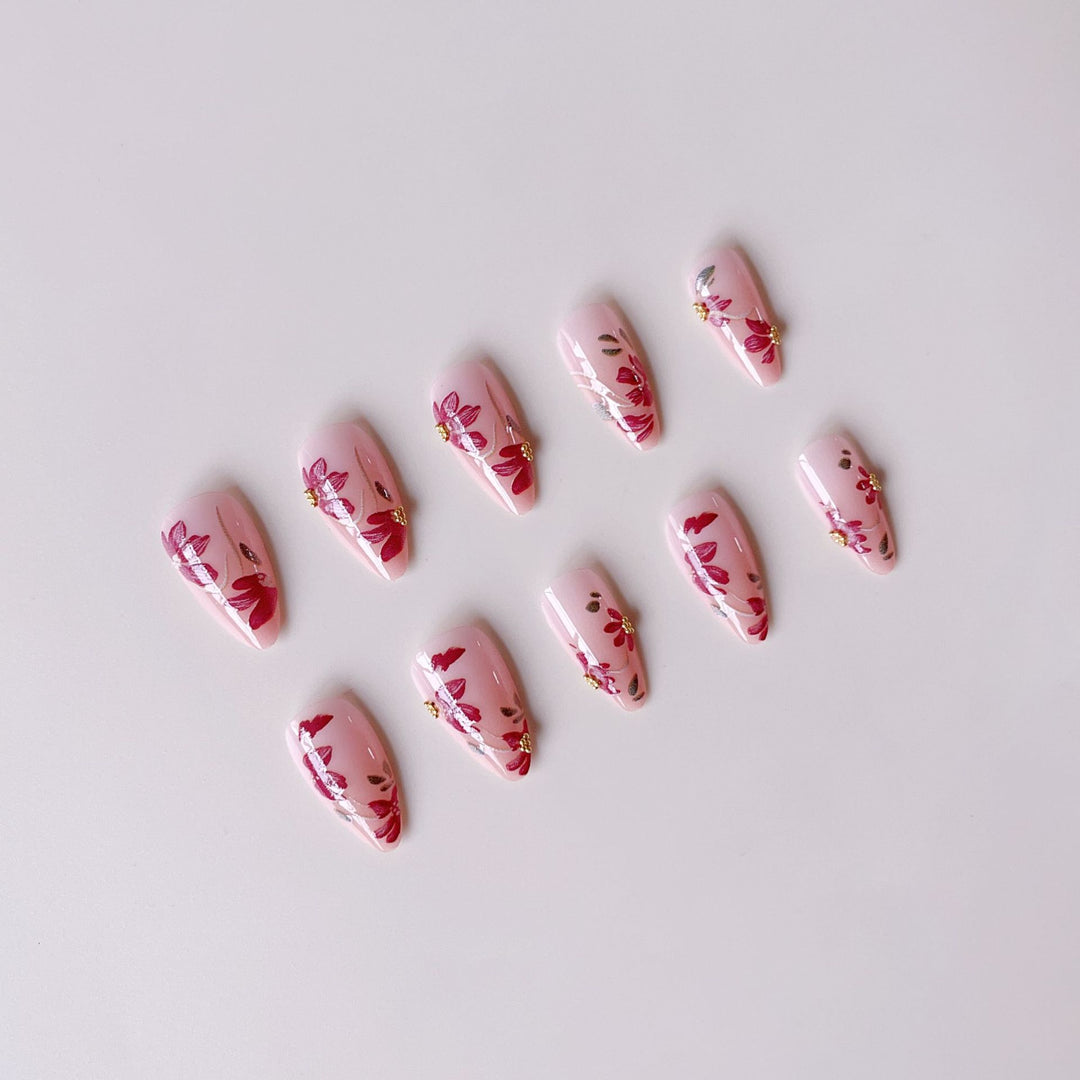 Artificial nail set with floral patterns and golden accents Kalsten