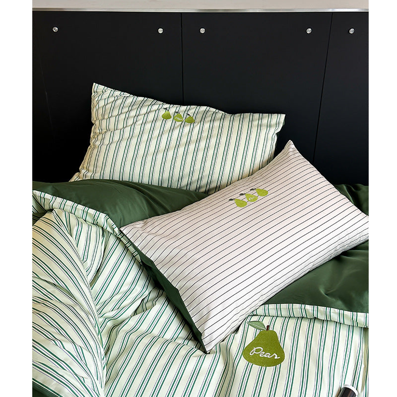 Bedding set with striped pattern and playful dog appliques