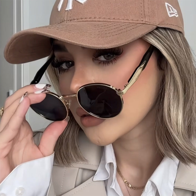 Women's round sunglasses with elegant, golden frame and UV protection Kalsten