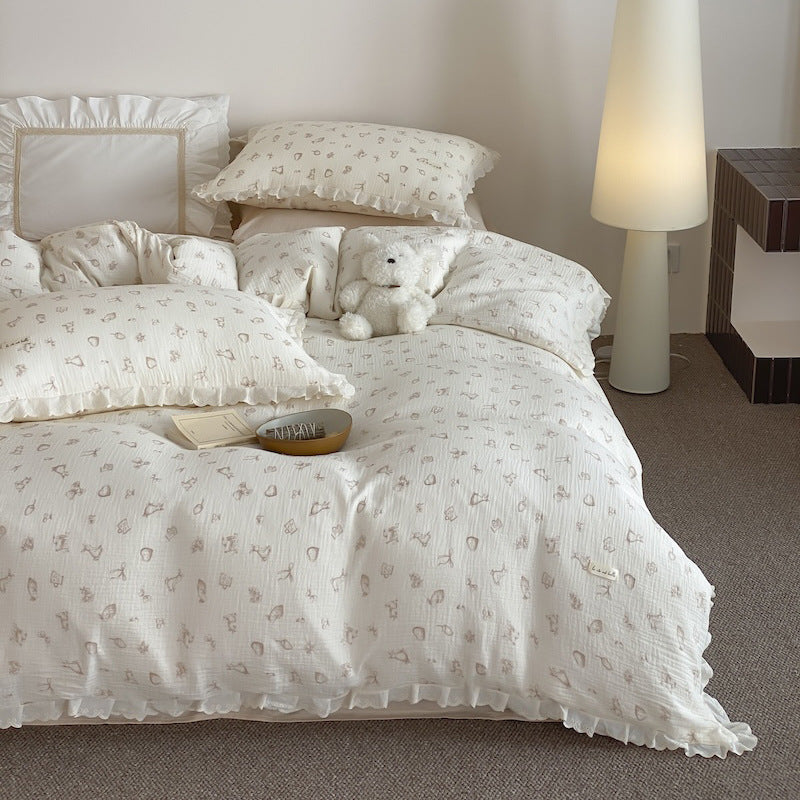 Bedding set made of cotton muslin with ruffles and playful animal print
