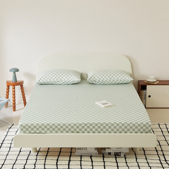 Fitted sheet with extra deep hem and elastic all-round cover