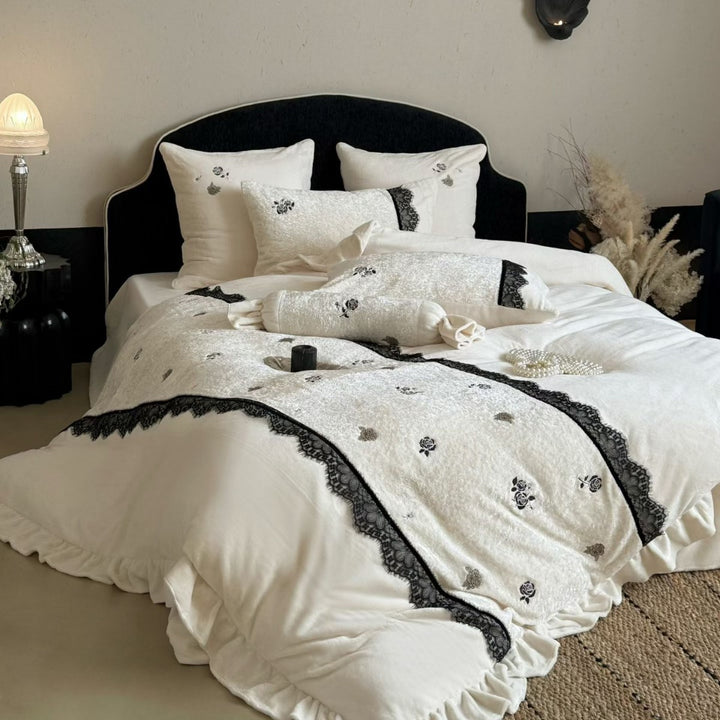 Reversible microfleece and velvet bedding set with rose embroidery and lace appliqué
