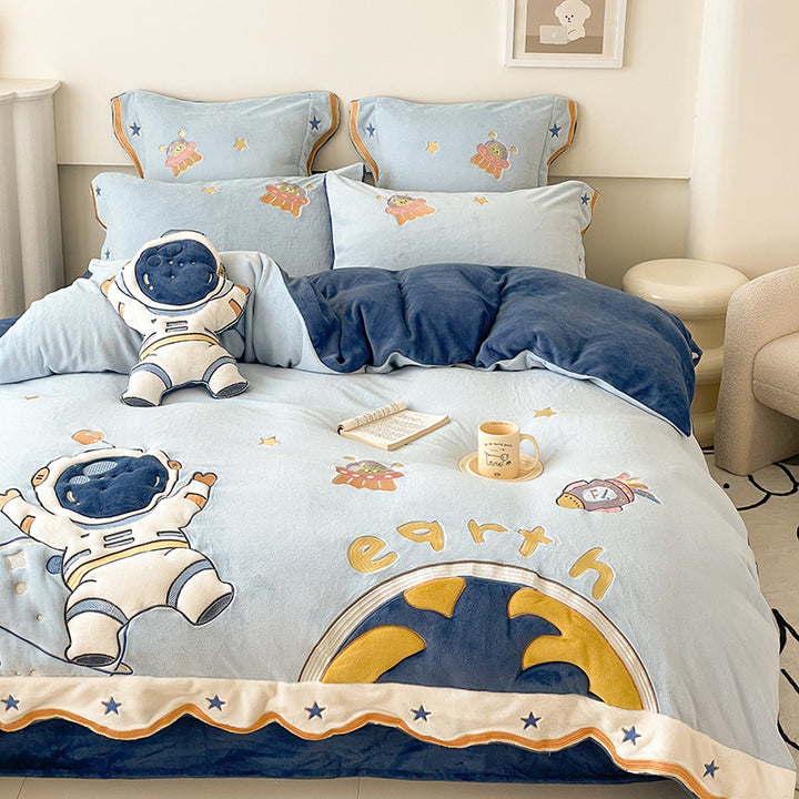 Cozy reversible duvet cover set with astronaut appliqué and velour lining