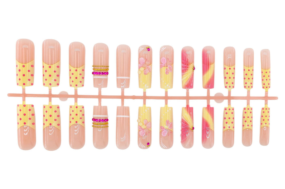 Artificial nail set with romantic flowers and playful accents Kalsten