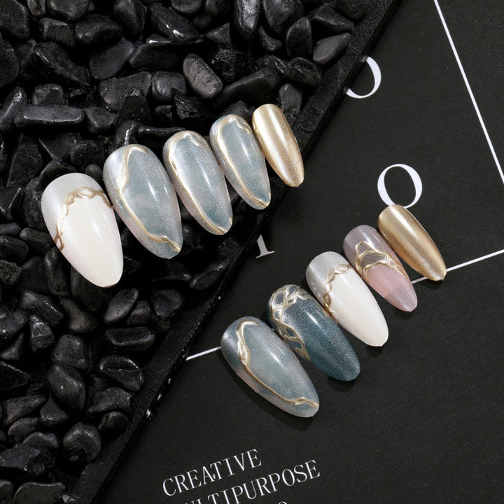 Artificial nails with elegant golden accents Kalsten