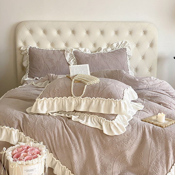 Bedding set with quilted jacquard relief and decorative ruffle