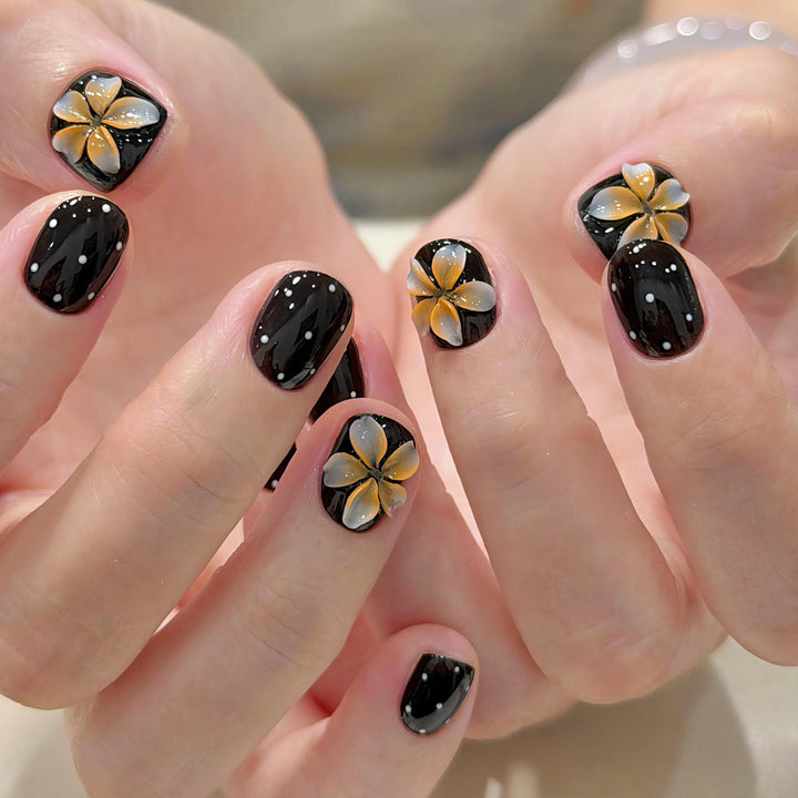 Artificial nails with floral accents and elegant shine Kalsten