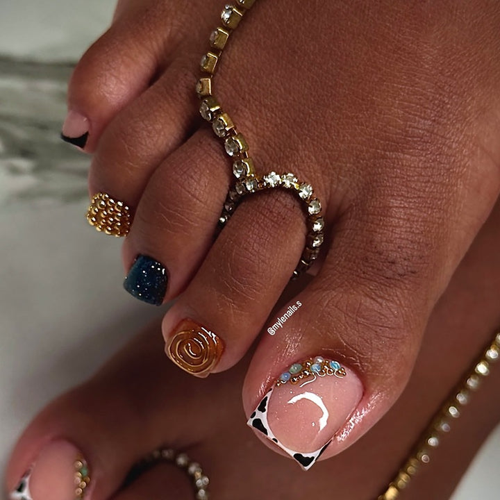Acrylic nail set with luxurious golden embellishments Kalsten