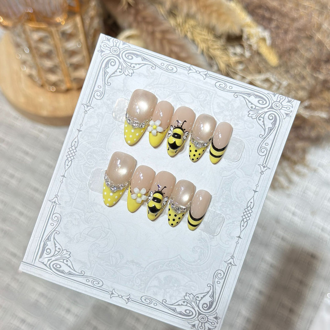 Artistic Bee-Themed Press-On Nail Set Kalsten