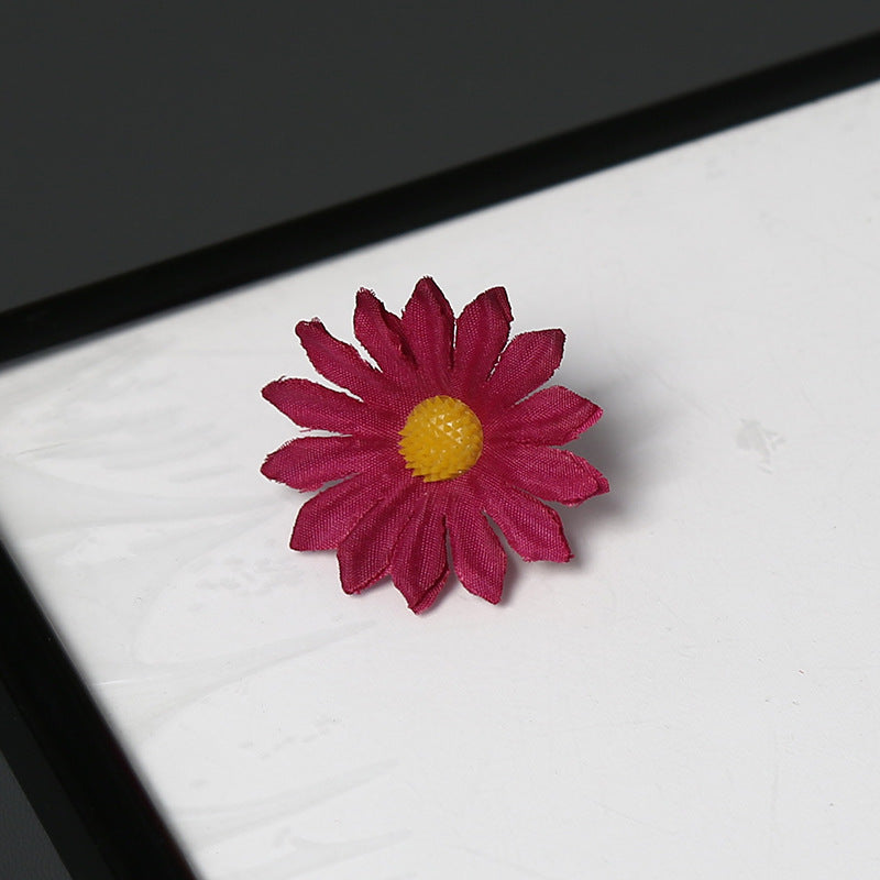 Elegant Fabric Daisy Flower Brooch for Decorative Wear