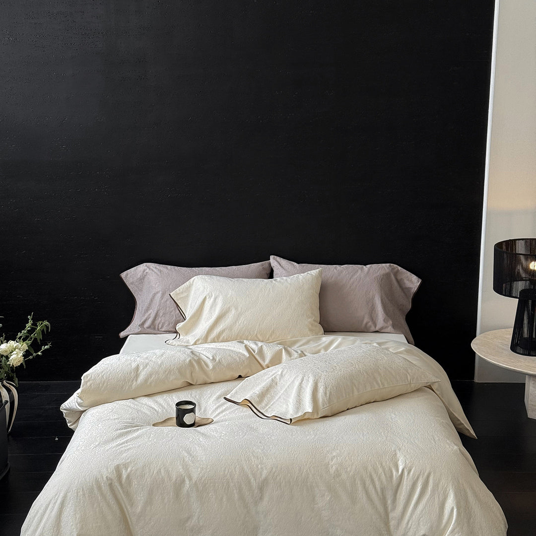 Bedding set made of jacquard cotton with paisley relief and contrast piping