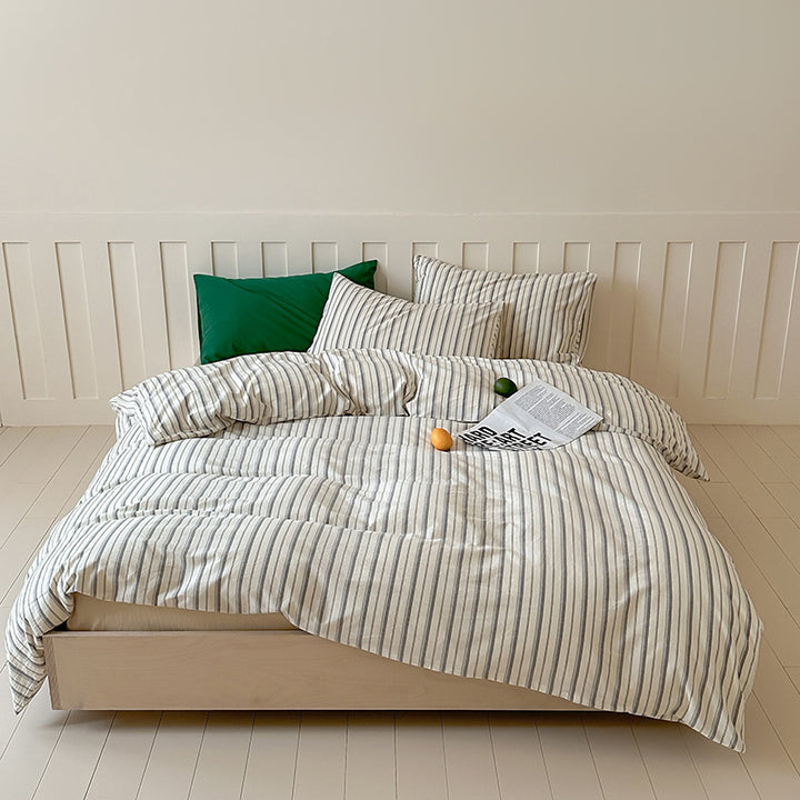 Striped cotton bedding set with duvet cover and pillowcases