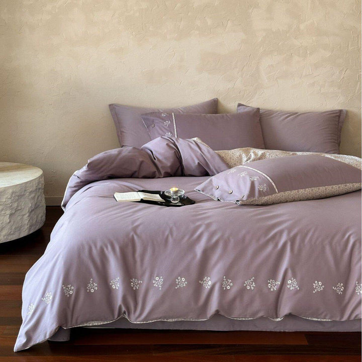 Duvet cover set with fine leaf embroidery and extra soft Mako satin