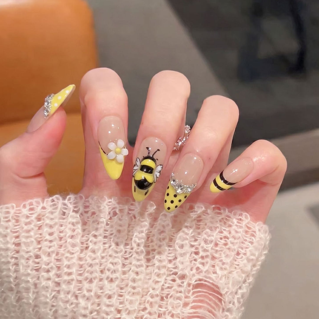 Artistic Bee-Themed Press-On Nail Set Kalsten