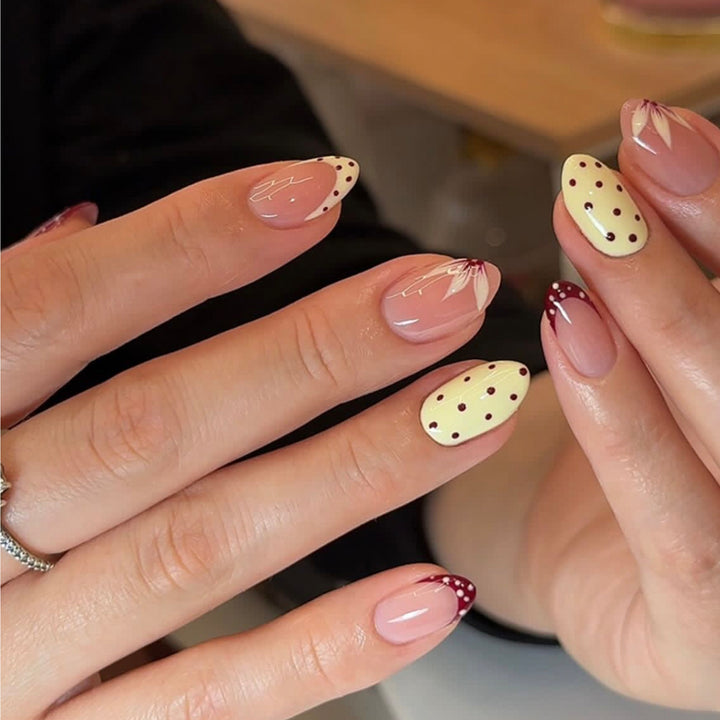 Artificial nail art with playful dots and bows Kalsten