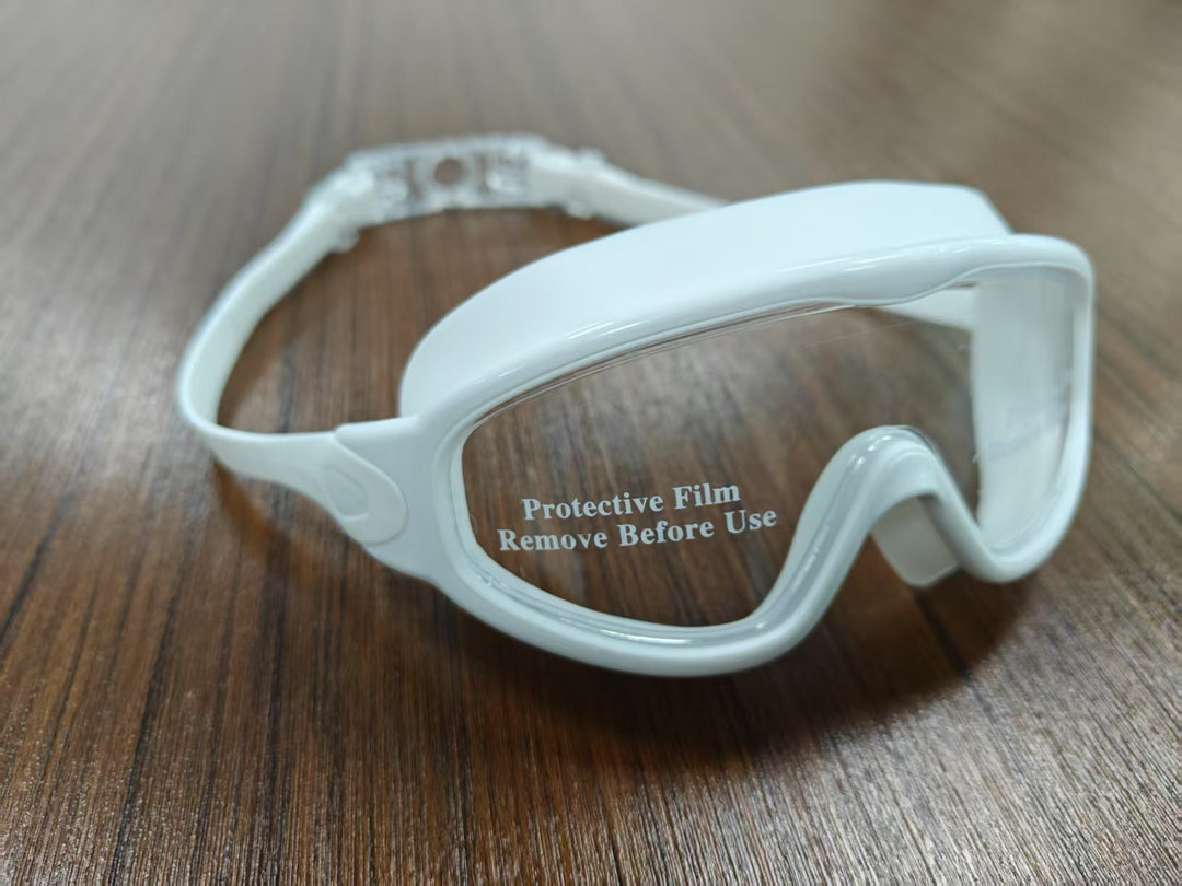 Diving mask with wide field of view and magnet holder Kalsten
