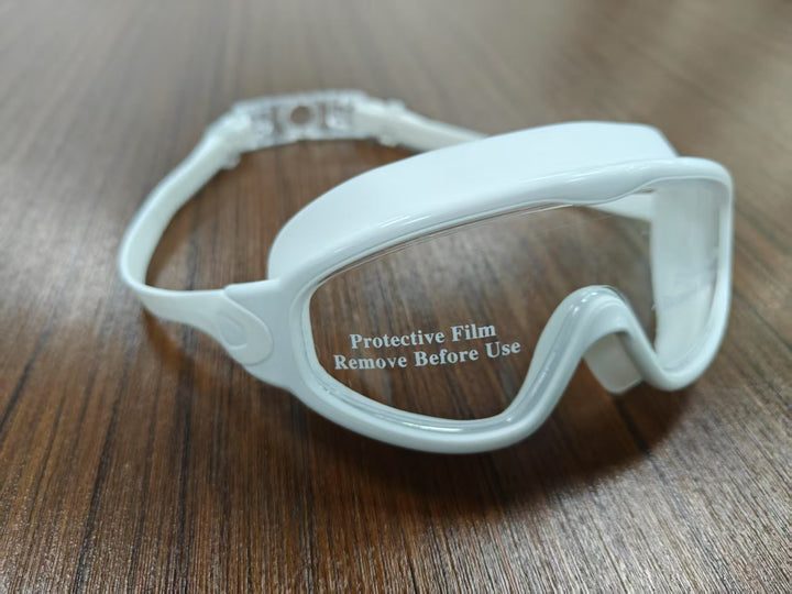 Diving mask with wide field of view and magnet holder Kalsten