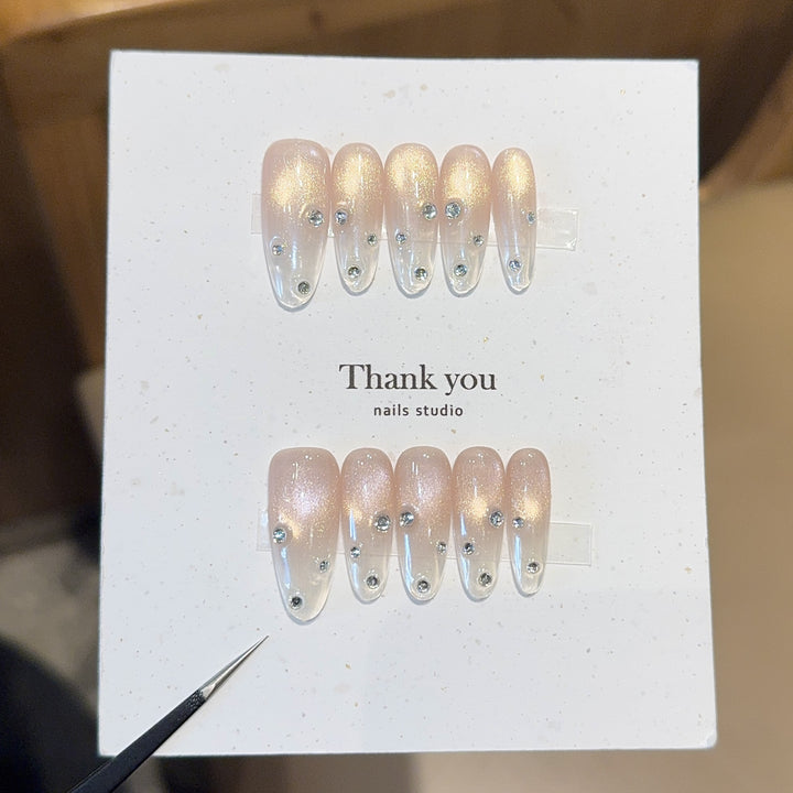 Artificial nails with shimmering accents and elegant rhinestone details Kalsten