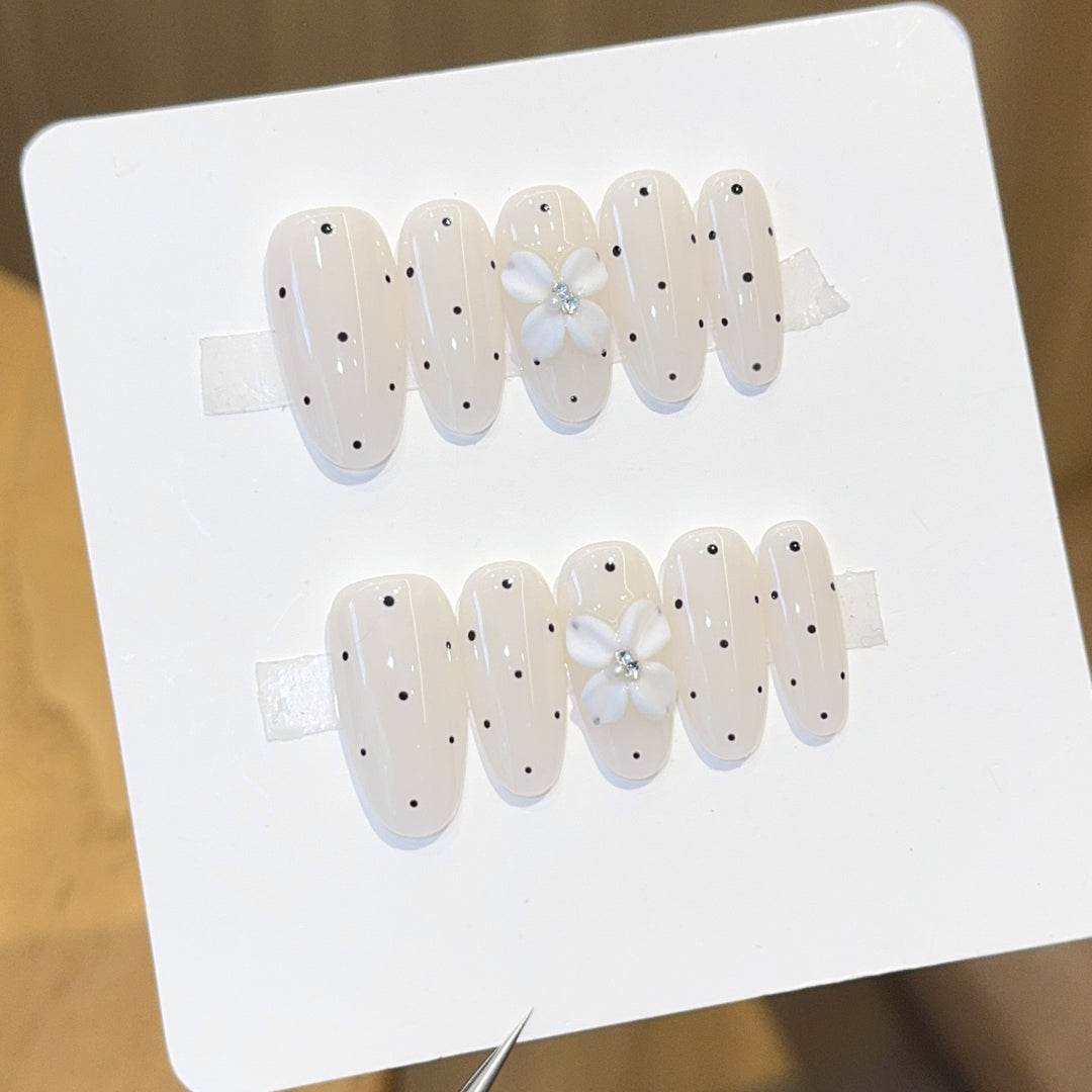 Artificial nail tips with floral and dotted accents Kalsten