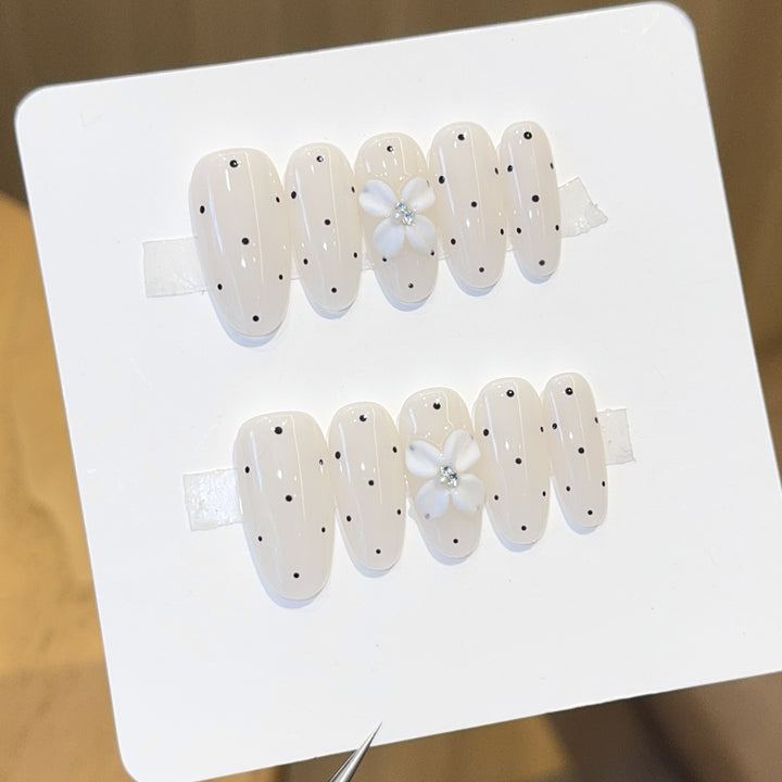 Artificial nail tips with floral and dotted accents Kalsten