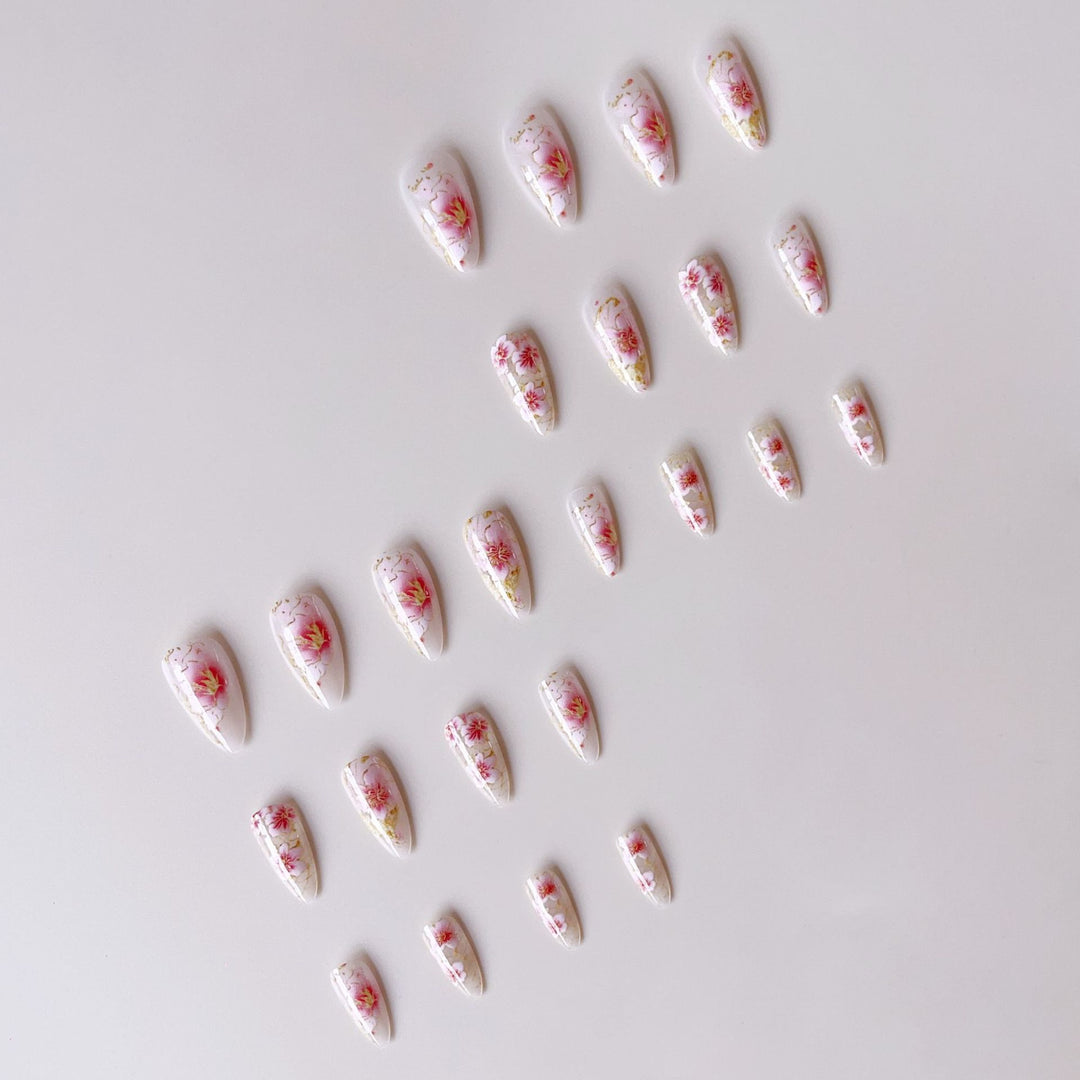 Artificial nails with floral accents and golden details Kalsten