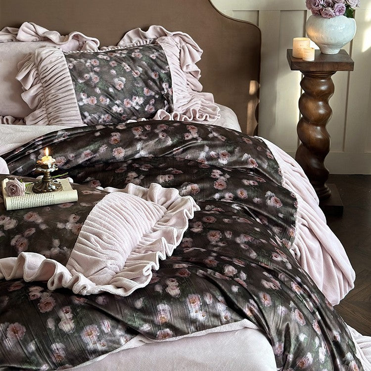 Samt bedding set with ruffled flounces and floral insertion