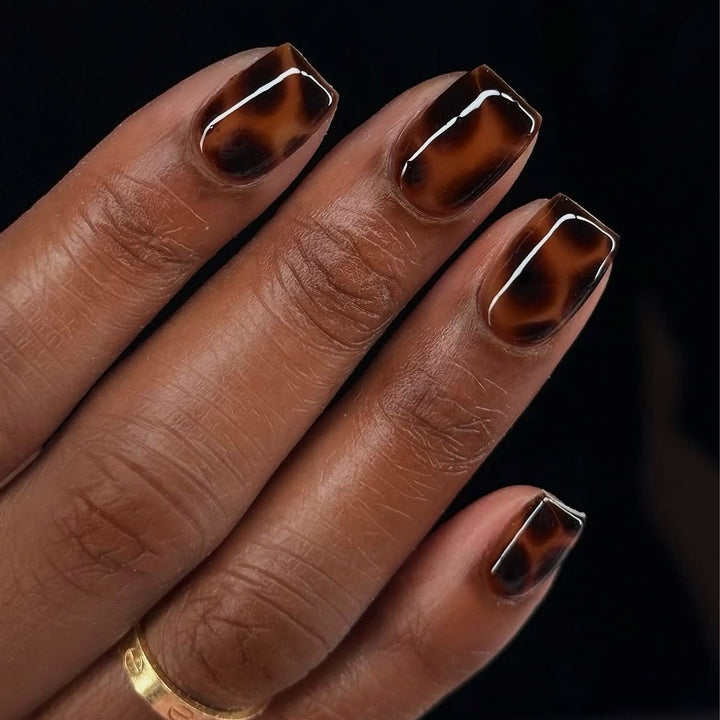 Artificial nail extensions with elegant tortoiseshell decor Kalsten