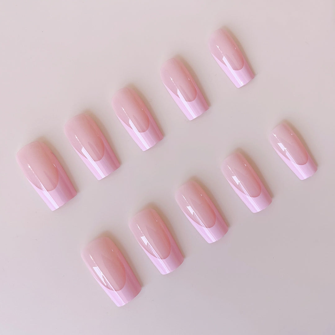 Artifical nail set with modern French tips and elegant accents Kalsten