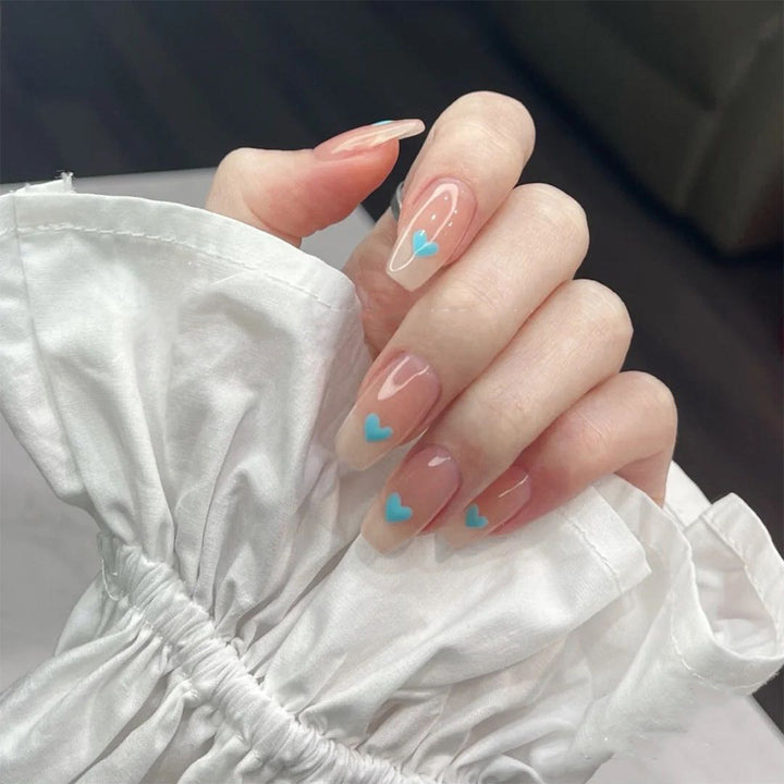 Artful nail art with heart motifs Kalsten