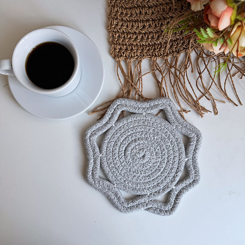 Braided cotton placemat with wavy edge and decorative contrast border