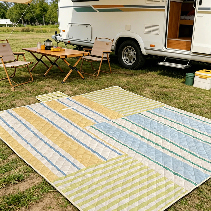 Insulated outdoor picnic blanket with quilting, water-repellent back and carry flap Kalsten