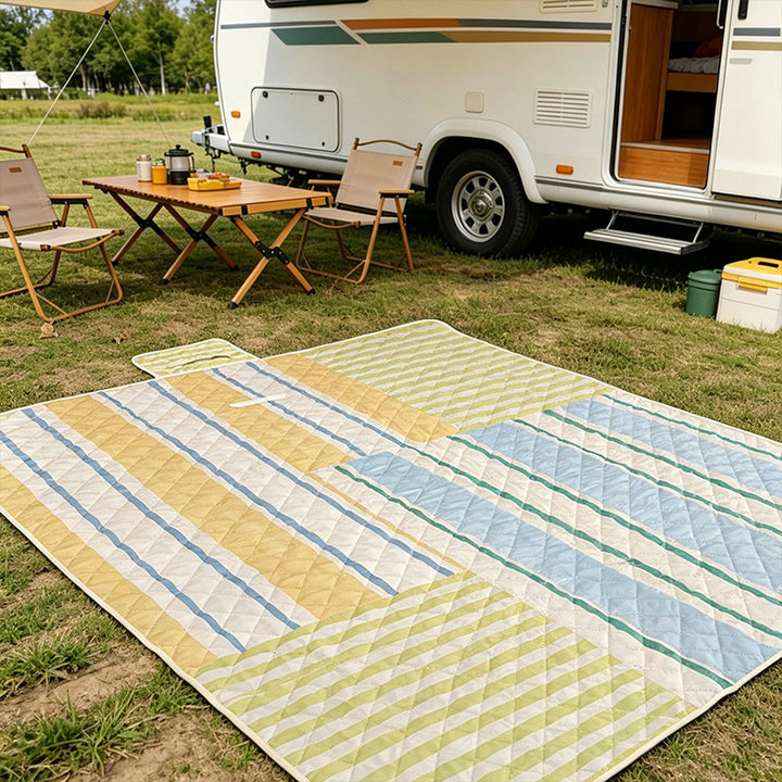 Insulated outdoor picnic blanket with quilting, water-repellent back and carry flap Kalsten