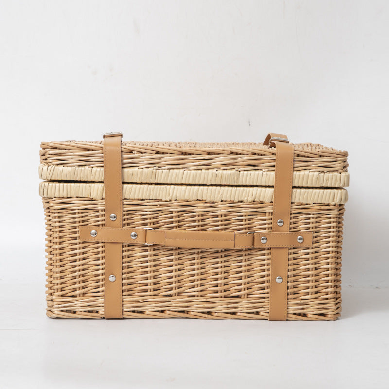 Storage basket with practical lid