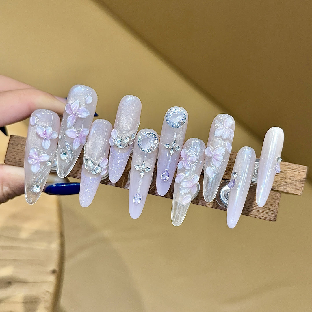 Artificial nails with delicate flower design and glitter accents Kalsten
