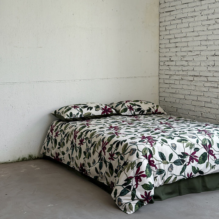 Bedding set made of cotton satin with botanical print and reversible function
