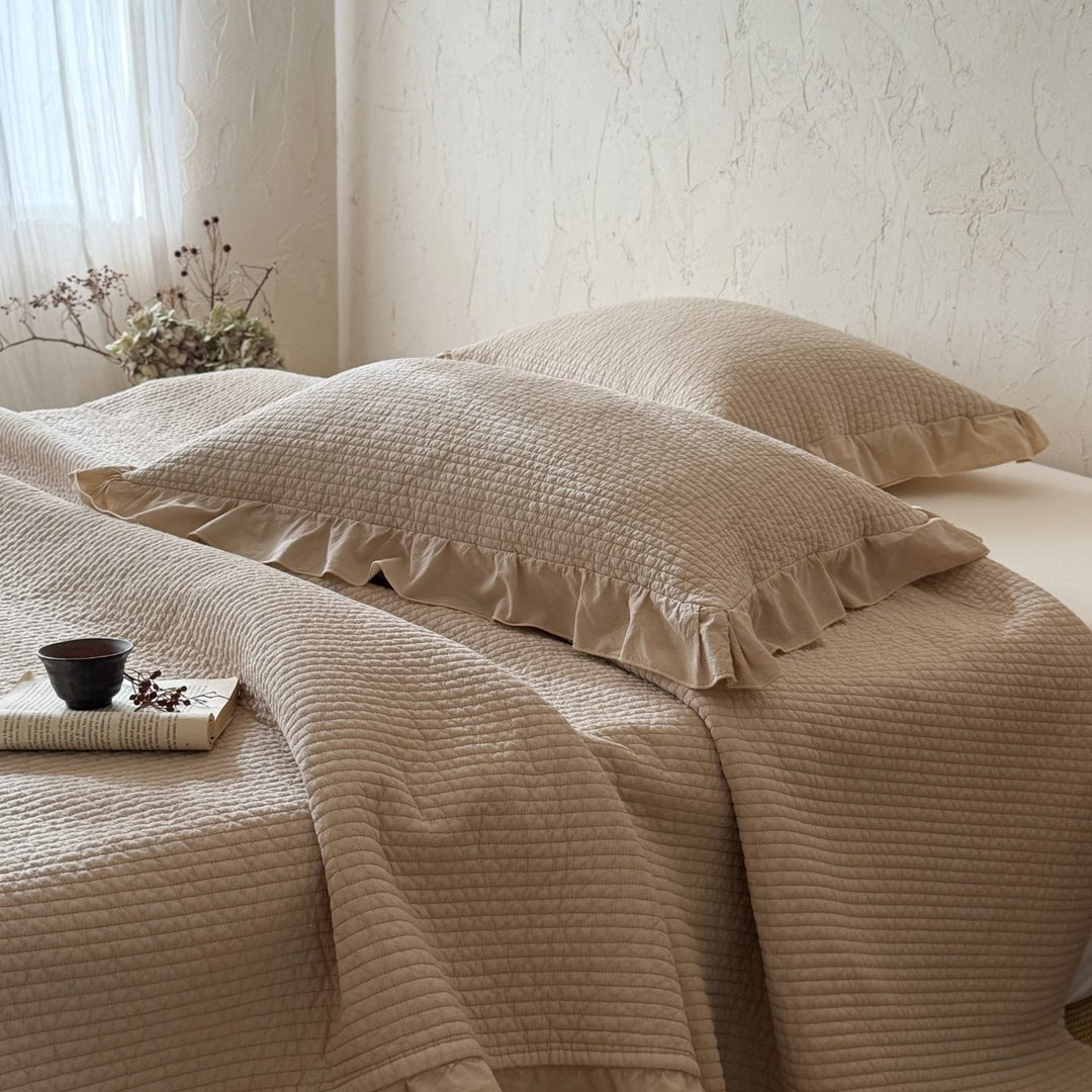 Quilted cotton bedspread and pillowcase set with ruffled edge