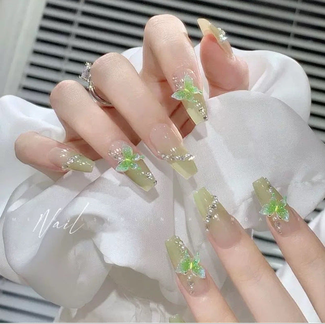 Glamorous nail art with pearls and glitter Kalsten