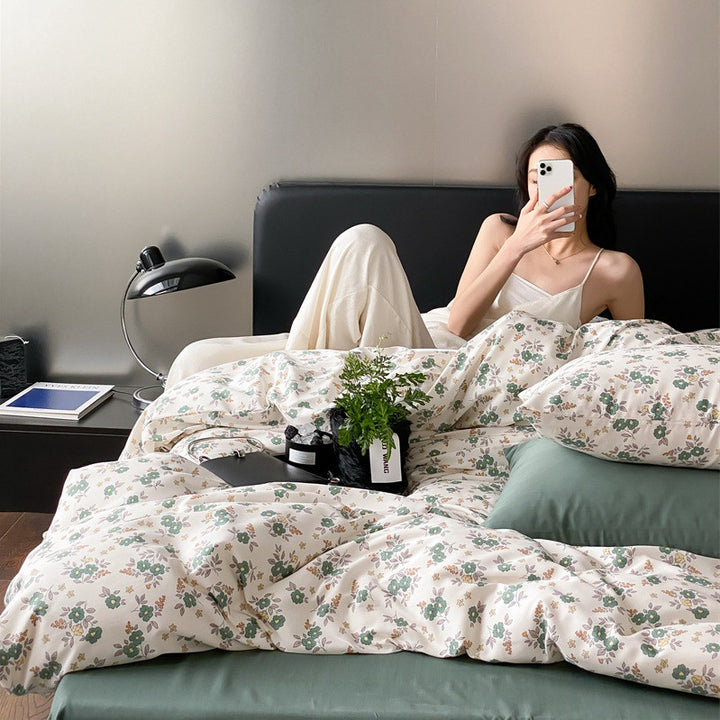 Reversible duvet cover set made of cotton percale with delicate wildflower design and pillowcases