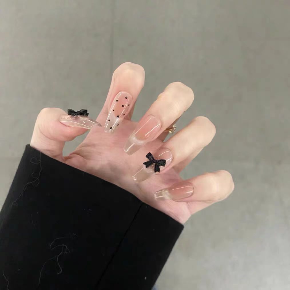 Artificial nails with playful bow design Kalsten