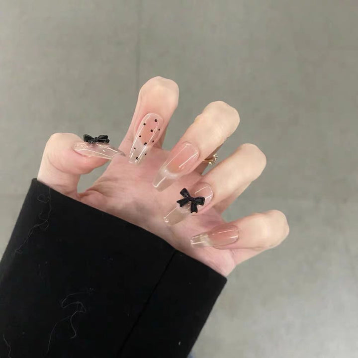 Artificial nails with playful bow design Kalsten