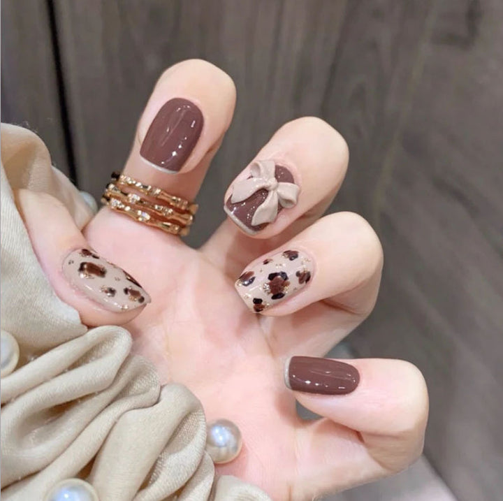 Artful nail tips with elegant foil decorations Kalsten