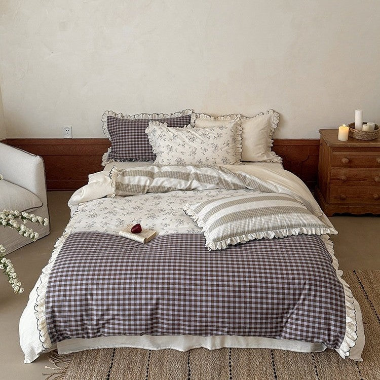 Patchwork bed set in vintage country style with ruffle and lace edge