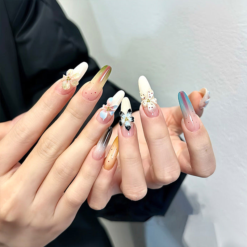 Artful nail set with floral accents Kalsten