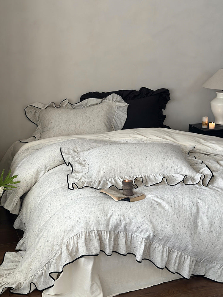 Playful ruffle bedding set in linen look with contrasting piping and soft wash
